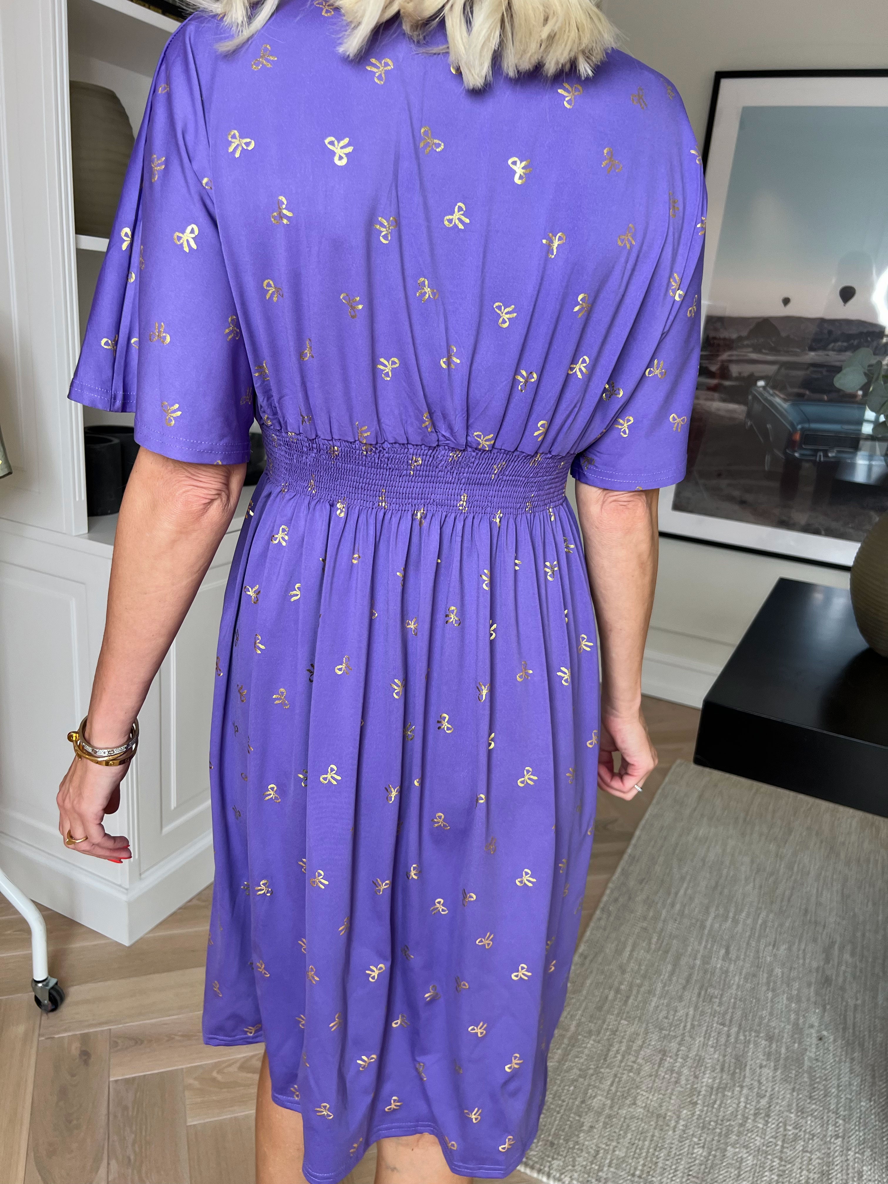 Pams Gold Bow Short - Elastisk kjole med smock i livet og fine guld sløjfer